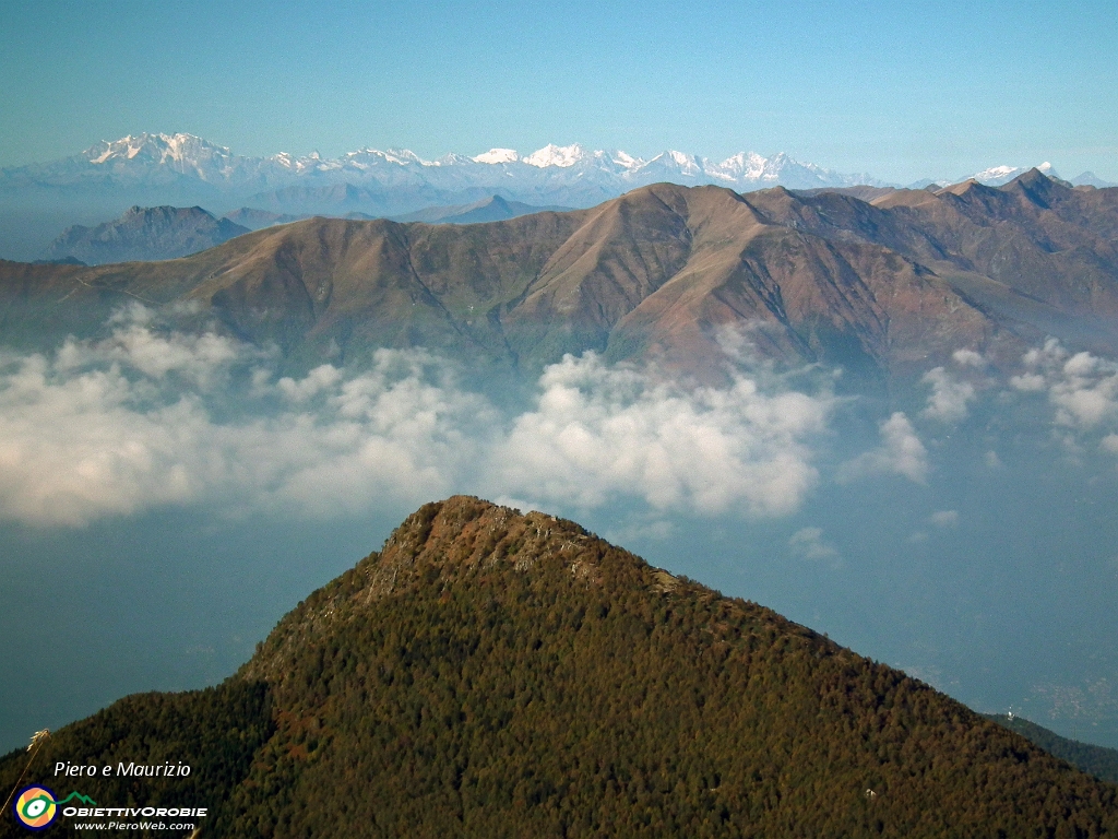 14 Zoom in basso in vetta al Legnoncino.JPG